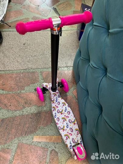 Самокат трехколесный с принтом (новый)