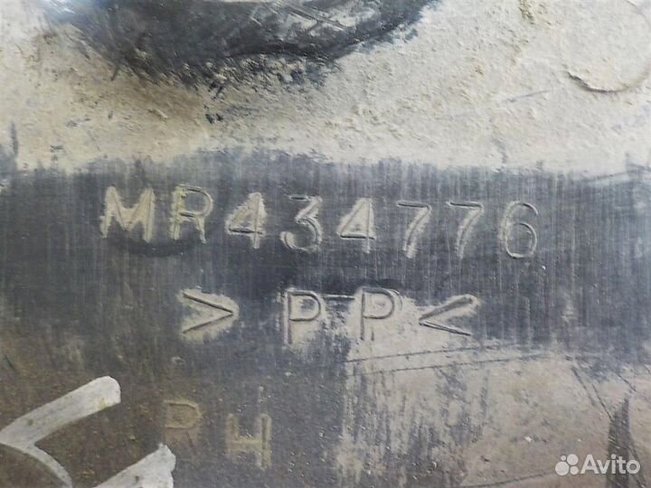 Пыльник двигателя боковой правый Mitsubishi Lance