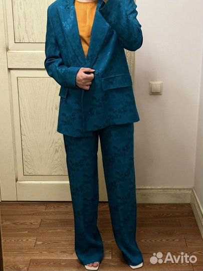 Жаккардовый костюм с цветочным принтом