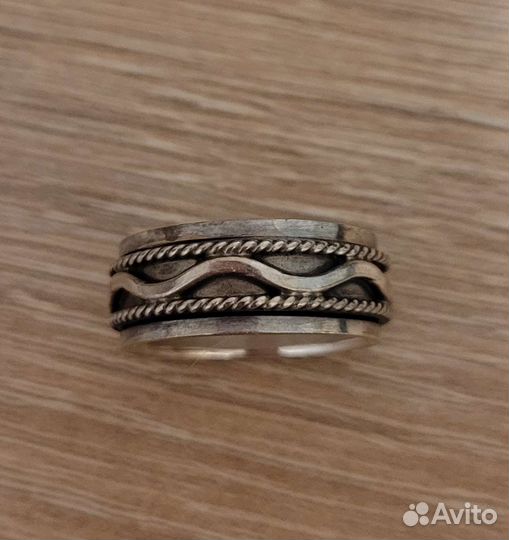 Серебряное кольцо, вращается