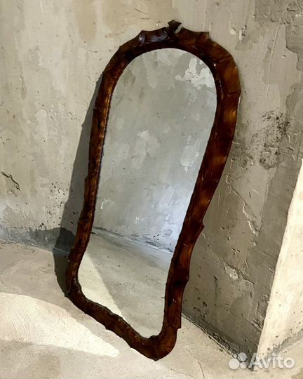 Зеркало в деревянной раме старинное