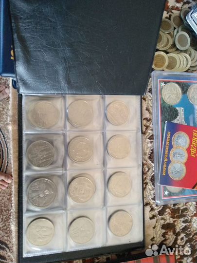 Монеты и значки