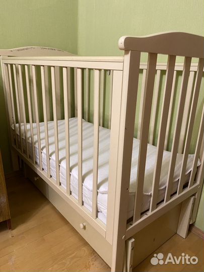 Детская кроватка с маятником и ящиком