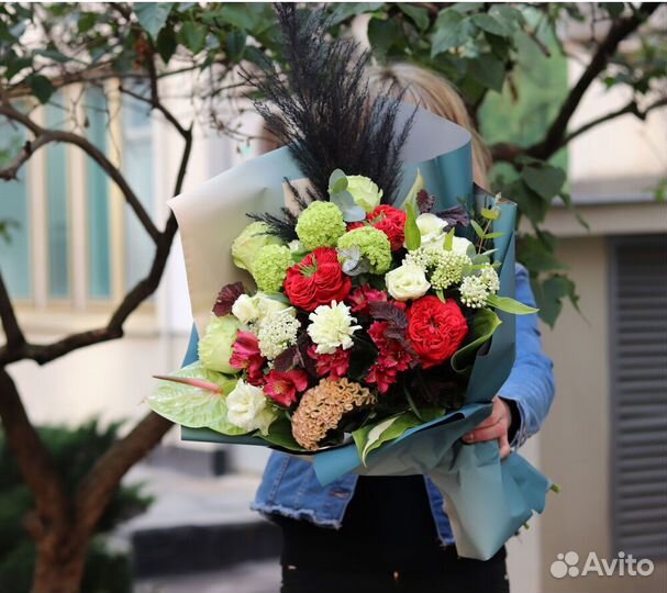 Букеты и композиции с розами, ирисами и гортензией