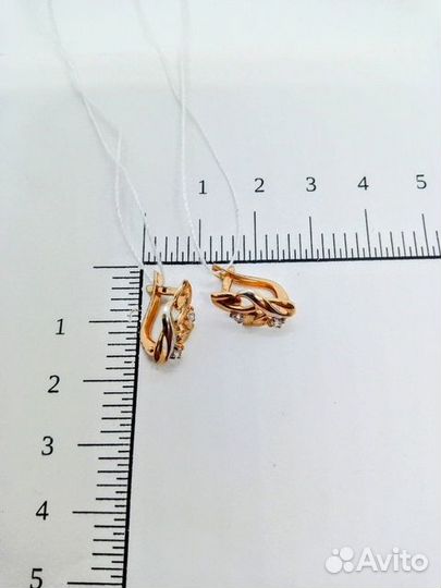 Золотые серьги с камнем