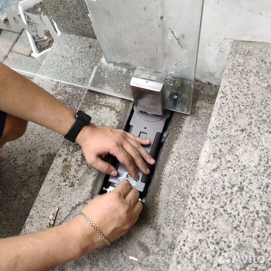 Установка, замена, ремонт дверных доводчиков