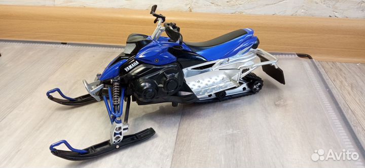 Модель кроссового мотоцикла 1:18