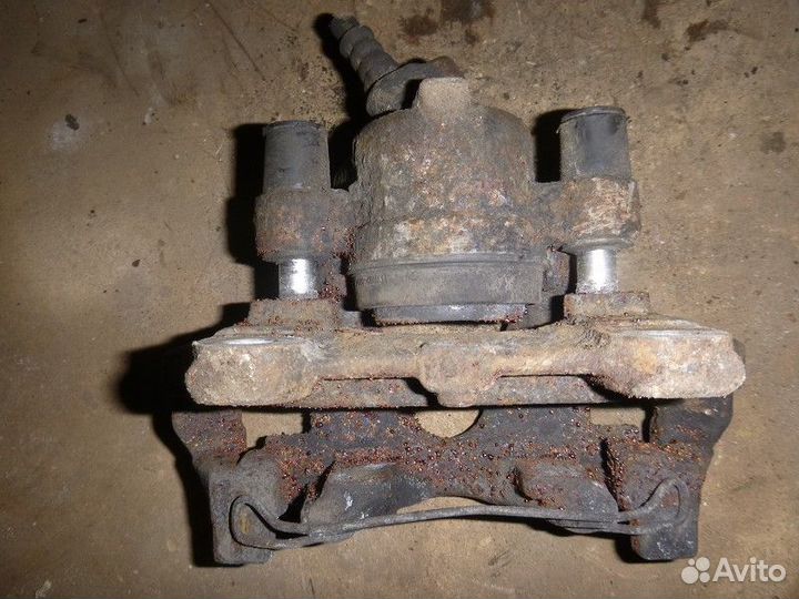 Суппорт передний левый renault sandero 2014