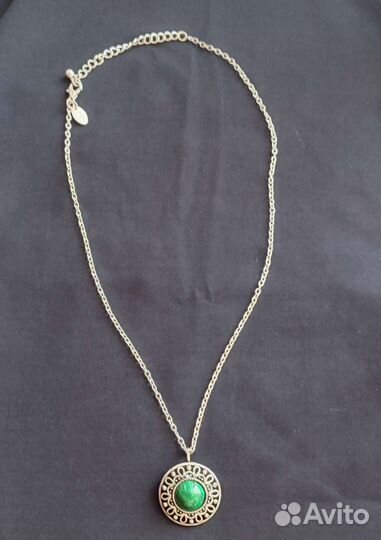 Кулон с зелёным камнем, на цепочке