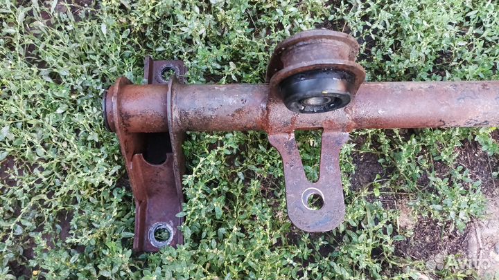 Поперечина передней подвески приора