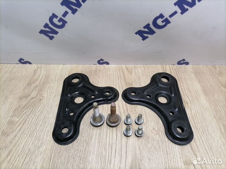 Крепление нижнего рычага Toyota Crown JZS151 1999г