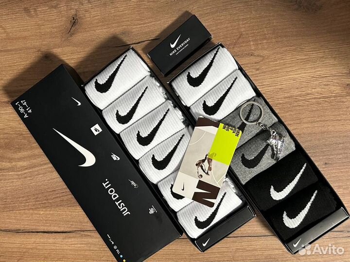 Набор носков в коробке с брелком