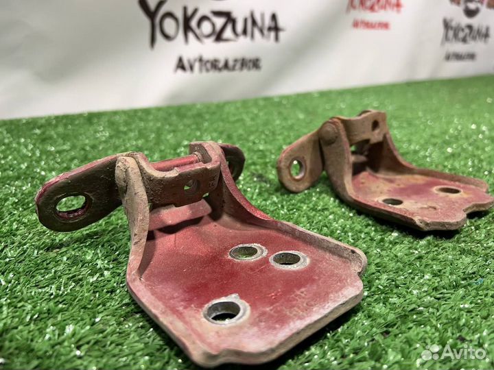 Передние правый петли двери на Hyundai Accent