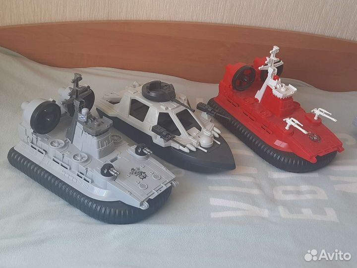 Подводная лодка, корабли, вертолёт, машины