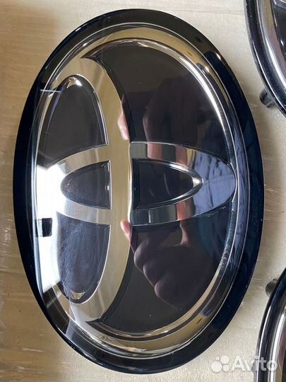 Эмблема (значок) Toyota Camry V70 (оригинал)