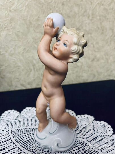 Винтажная фигурка путти с мячом
