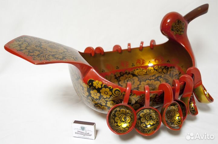 Братина и 12 ложек, дерево, роспись. Длина 50 см