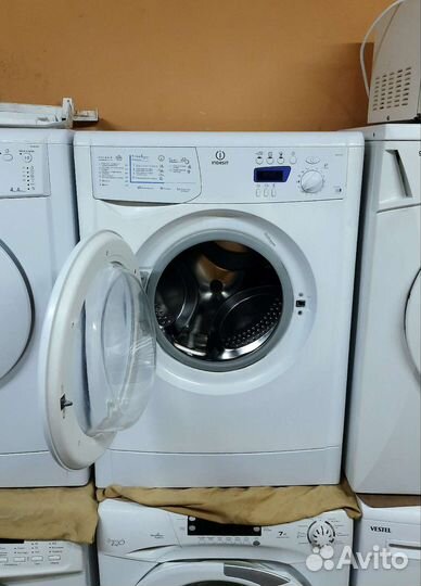 Узкая стиральная машина Indesit 33см 4кг 1000об