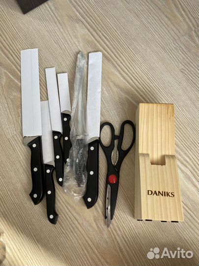 Набор ножей на деревянной подставке