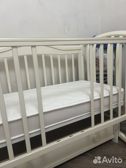 Детская кроватка с маятником