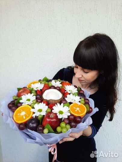 Съедобный букет из фруктов, клубники и цветов