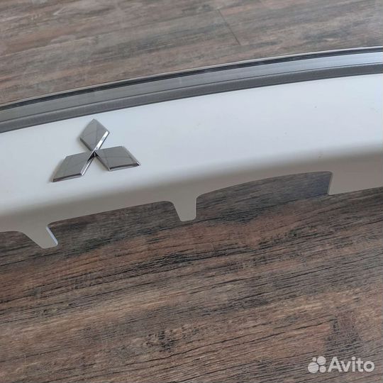 Накладка двери багажника mitsubishi outlander 3