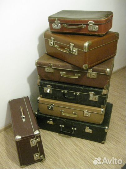 Чемоданы. Прялки. Книги