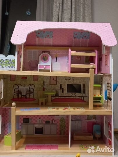 Большой кукольный домик с мебелью