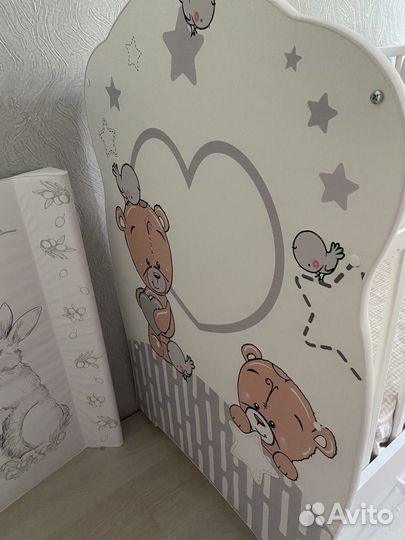 Детская кроватка с маятником и ящиком