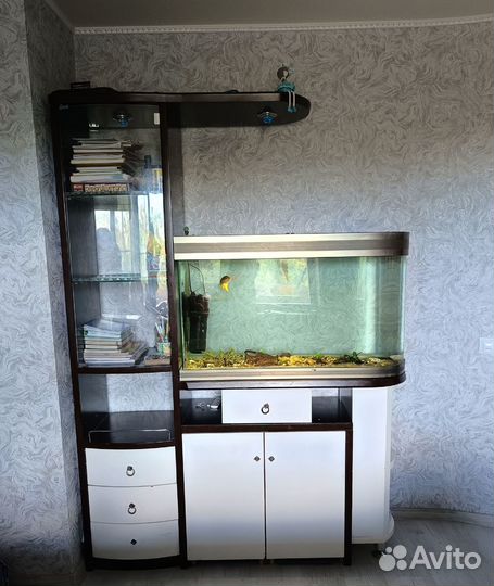 Продам большой аквариум на176л с рыбками и стенкой