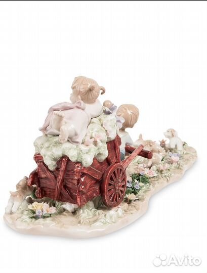 Фарфоровая статуэтка Pavone