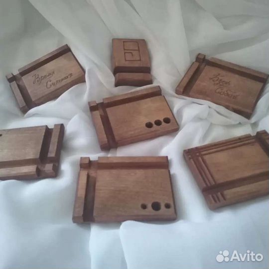 Подставка под телефон из дерева