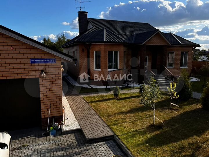 Дом 200 м² на участке 9,7 сот.