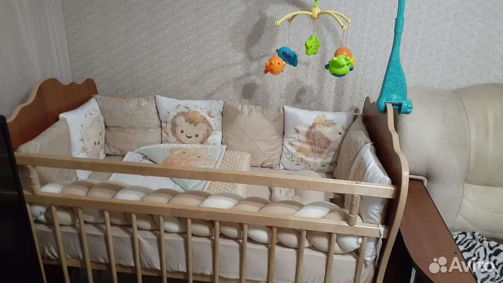 Детская кроватка с маятником и ящиком