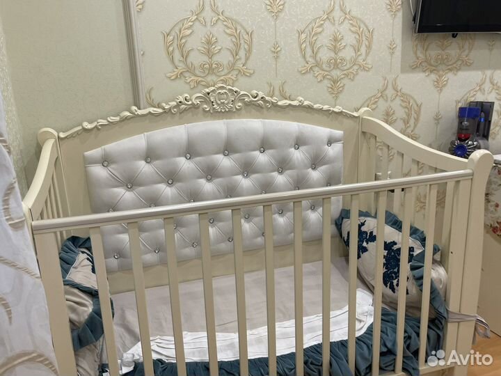 Детская кроватка с маятником и ящиком