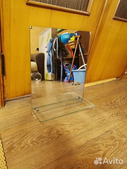 Зеркало с полкой в ванную комнату