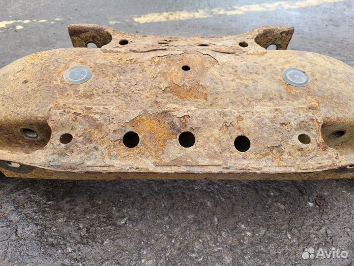 Подрамник задний на Toyota Avensis 1