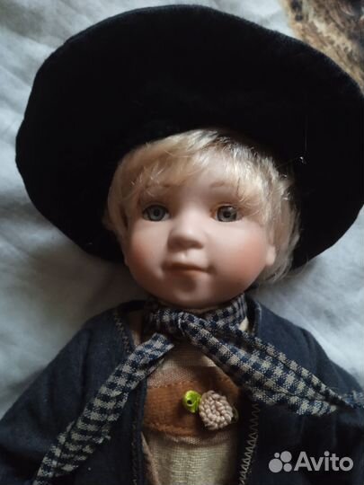 Кукла фарфоровая