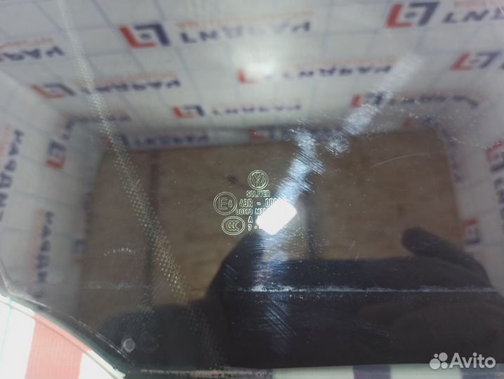 Стекло двери задней правой (форточка) Volkswagen P