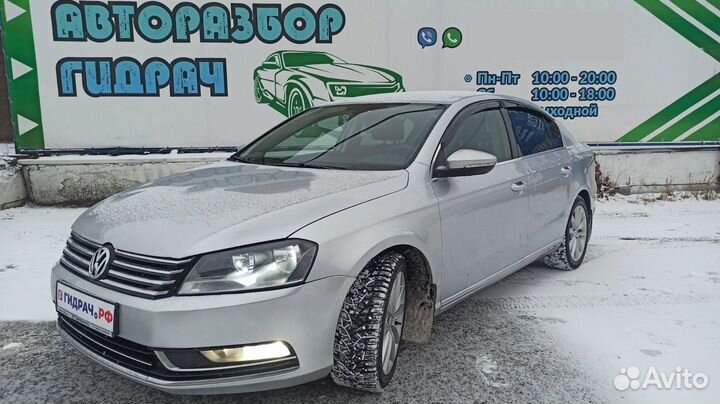 Кронштейн обшивки стойки правый Volkswagen Passat