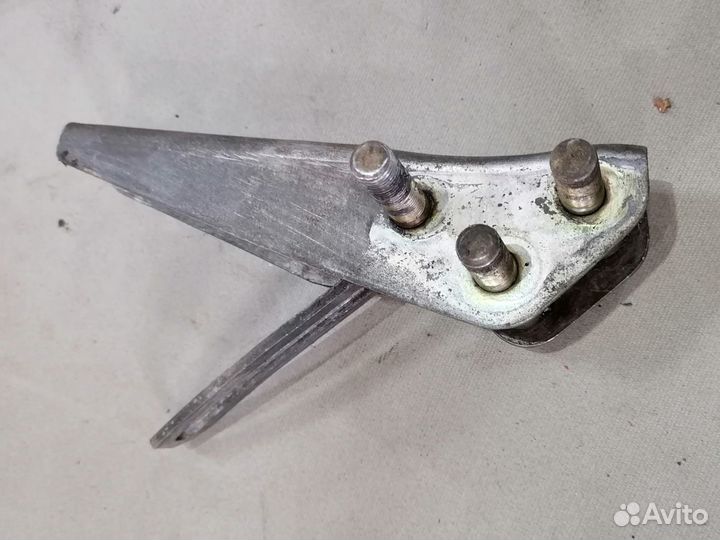 Кронштейн генератора Mazda 323 BF 5E 1.5 1980-1989