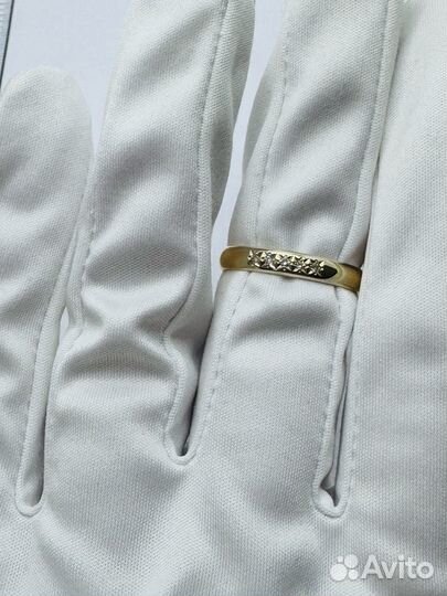Золотое обручальное кольцо с камнем 19,5р