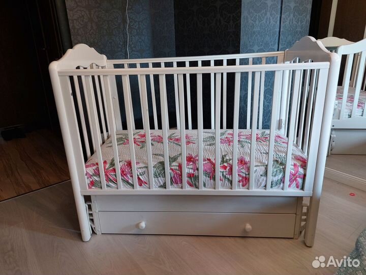 Детская кроватка с маятником Гандылян