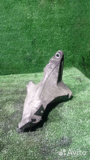 Кронштейн опоры двигателя Audi A4