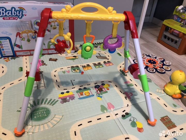 Стойка-тренажер с игрушками для малышей