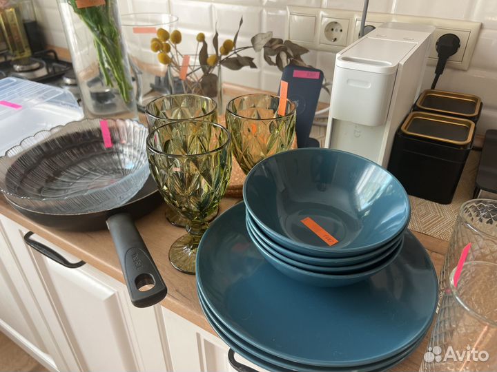 Бокалы для вина, посуда и кухонные принадлежности