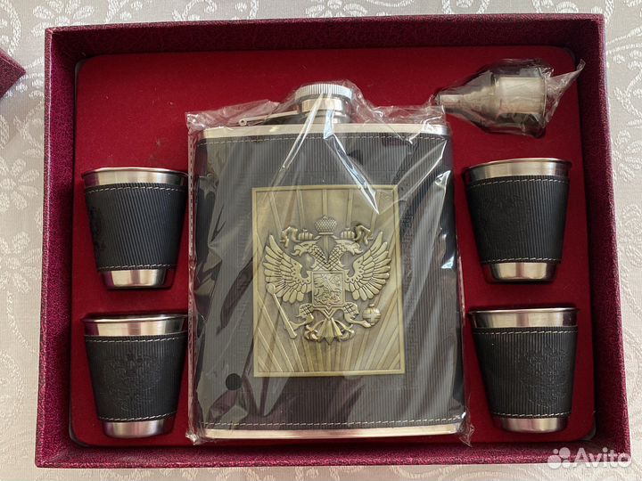 Фляжка с рюмками