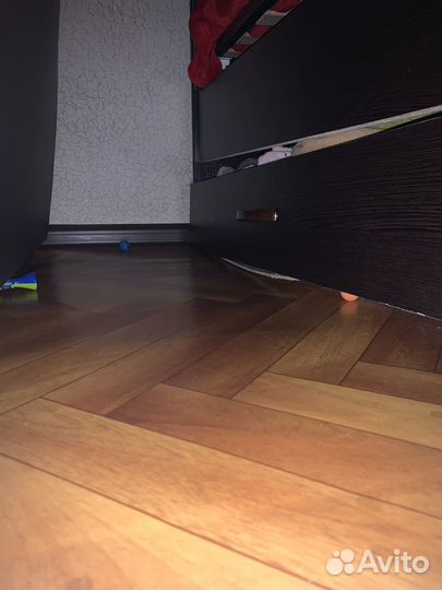 Детская кроватка с маятником