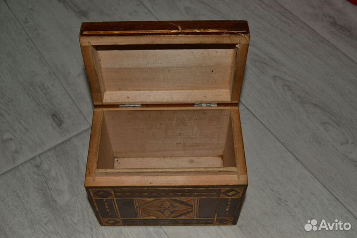 Деревянная шкатулка