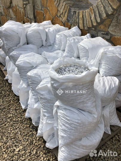 Белая мраморная крошка в мешках по 25 кг